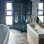 With Panoramic And Trails Outside * Rauland