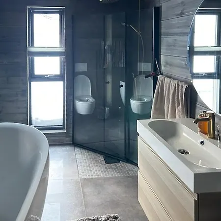 With Panoramic And Trails Outside * Rauland