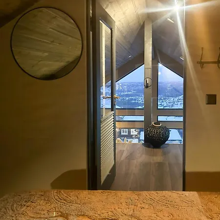 With Panoramic And Trails Outside * Rauland