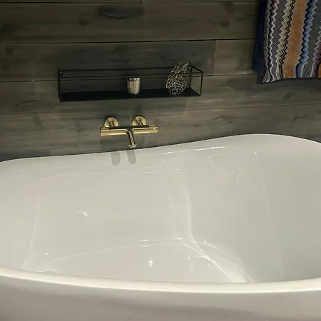 With Panoramic And Trails Outside * Rauland