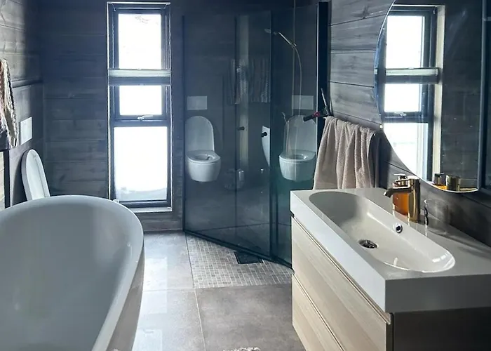 With Panoramic And Trails Outside * Rauland