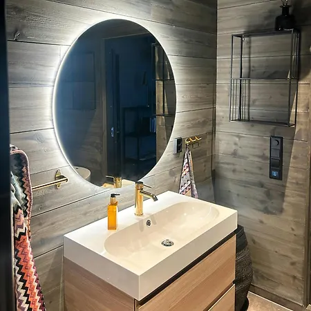 With Panoramic And Trails Outside * Rauland